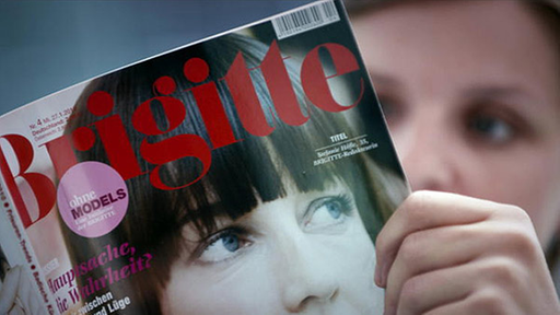 Eine Frau schaut in die Zeitschrift "Brigitte", die auf dem Cover damit wirbt, keine Models mehr im Heft zu haben.