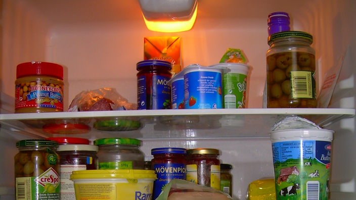 Ein geöffneter Kühlschrank, gefüllt mit Lebensmitteln.