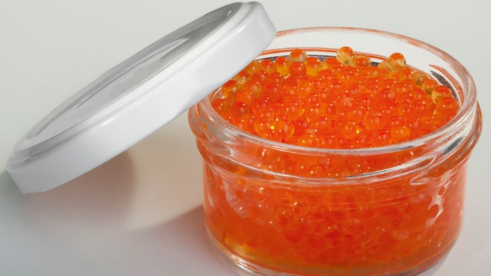 Oranger kaviar in einem Schraubglas