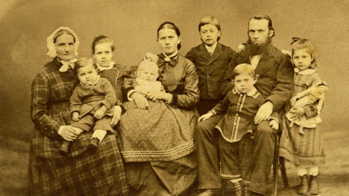 Familienfoto von Eltern, Großmutter und sechs Kindern (um 1880)