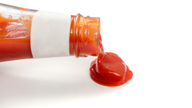 Ketchup rinnt aus einer Flasche.