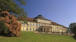 Blick auf die Fassade der heutigen Universität Hohenheim.