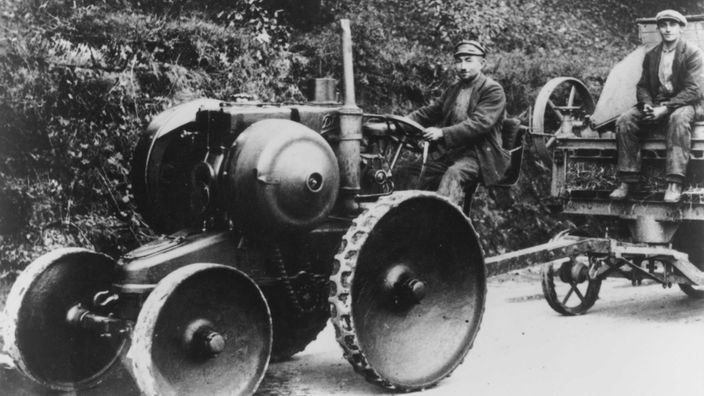 Archivbild: Alter Traktor aus den 20er Jahren mit Eisenreifen.