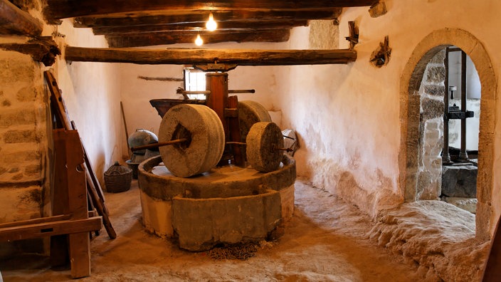 Alte Getreidemühle in Kloster Odigitrias auf Kreta in Griechenland | Bildquelle: Mauritius/Martin Siepmann Alte Getreidemühle in Kloster Odigitrias auf Kreta in Griechenland