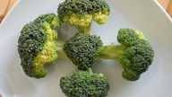 Brokkoli auf einem Teller angerichtet