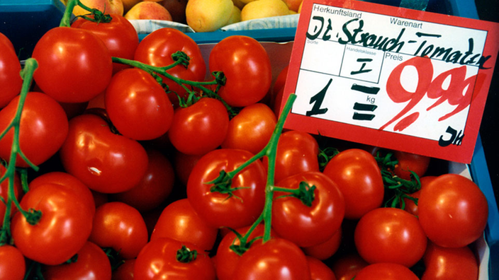 Tomaten auf dem Wochenmarkt zum Preis von 9,99 Euro das Kilogramm.