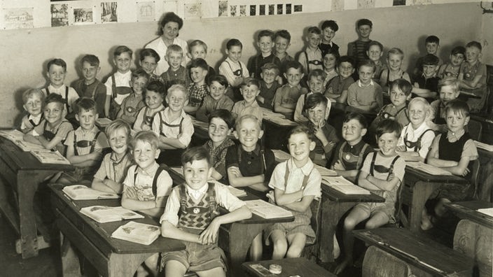 Schwarzweiß-Foto einer Schulklasse in Deutschland nach dem Zweiten Weltkrieg.