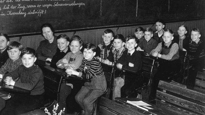 Das Foto zeigt eine Schulklasse in den 1950ern