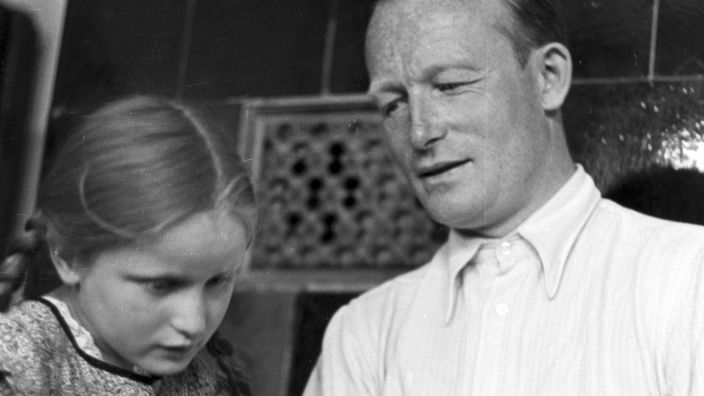 Adolf Reichwein erklärt einem Mädchen den Rechenschieber