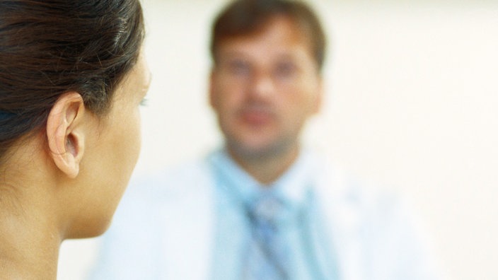 Arzt und Patient im Gespräch. | Bildquelle: Mauritius/Photo Alto Arzt und Patient im Gespräch.
