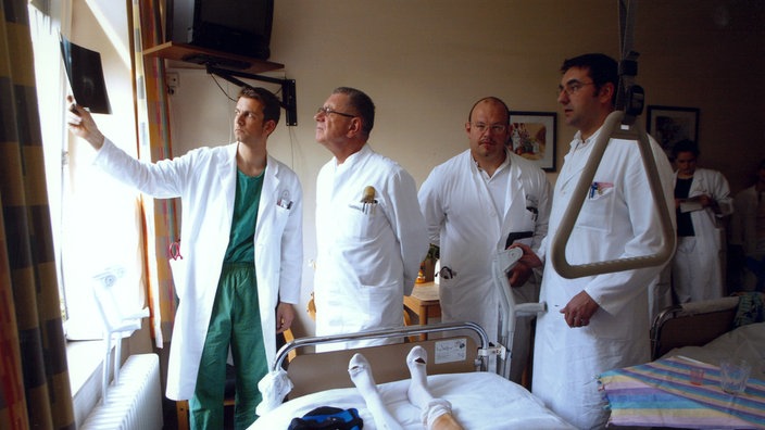 Ein Ärzteteam während der Visite im Krankenhaus. | Bildquelle: WDR/Fritz Rust Ein Ärzteteam während der Visite im Krankenhaus.