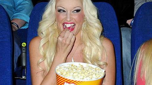 Daniela Katzenberger isst Popcorn