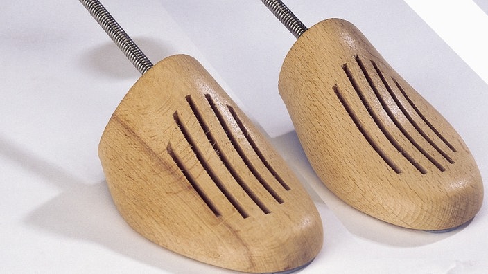 Zwei Schuhspanner nebeneinander. | Bildquelle: WDR/MEV Zwei Schuhspanner nebeneinander.