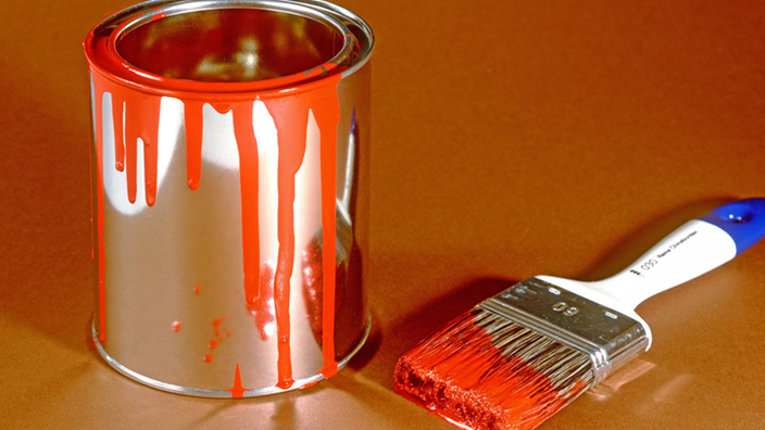 Ein Eimer rote Farbe und ein Pinsel. | Bildquelle: imago Ein Eimer rote Farbe und ein Pinsel.