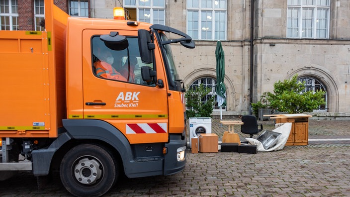 Ein Müllwagen neben einem Haufen Sperrmüll | Bildquelle: imago images/penofoto Ein Müllwagen neben einem Haufen Sperrmüll