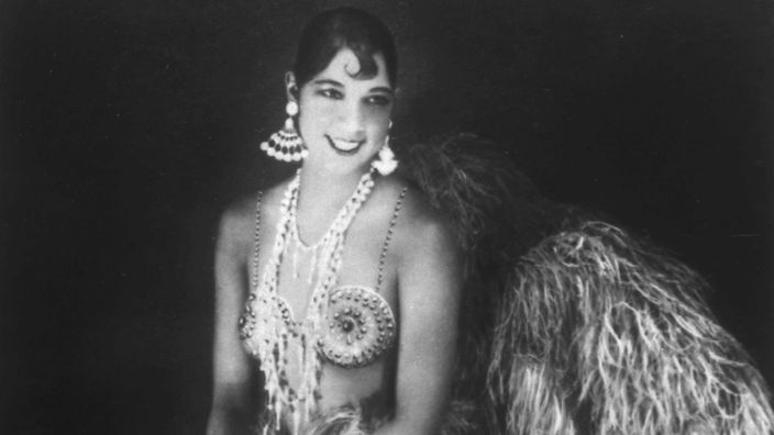 Die Tänzerin Josephine Baker in ihrem Federkostüm.