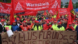 Demonstration von Gewerkschaftern der IG Metall. Auf Transparenten steht "Warnstreik, unser gutes Recht" und "5,5 % Plus für uns alle"