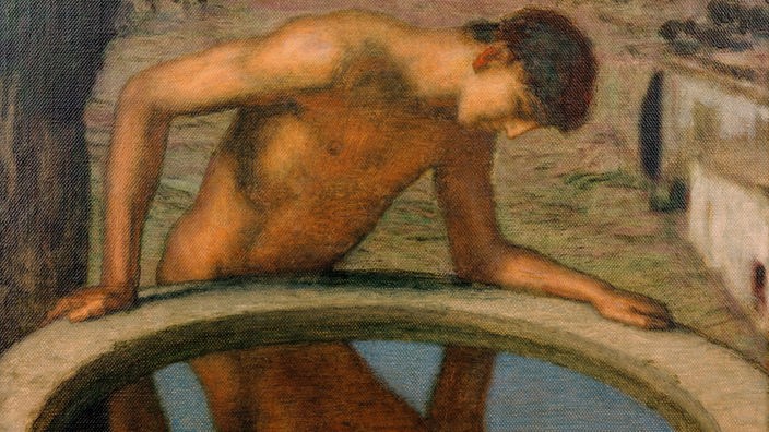 Narziss sitzt am Brunnenrand und betrachtet sein Spiegelbild.