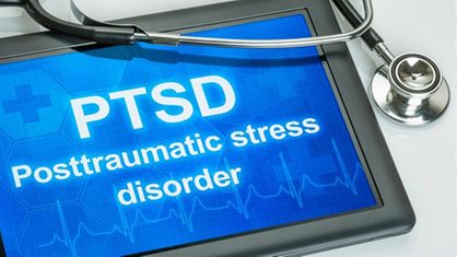 Tablet mit Aufschrift "PTSD - Posttraumatic stress disorder".