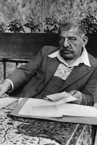 Schwarzweiß-Bild: Magnus Hirschfeld sitzt an einem Tisch im Freien. | Bildquelle: akg Schwarzweiß-Bild: Magnus Hirschfeld sitzt an einem Tisch im Freien.