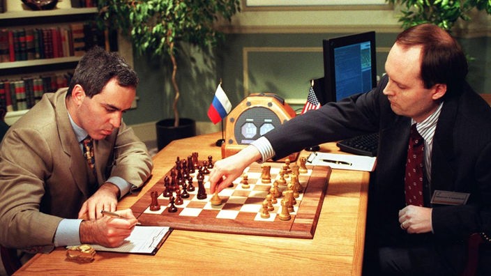 Garri Kasparow macht sich während einer Schachpartie Notizen