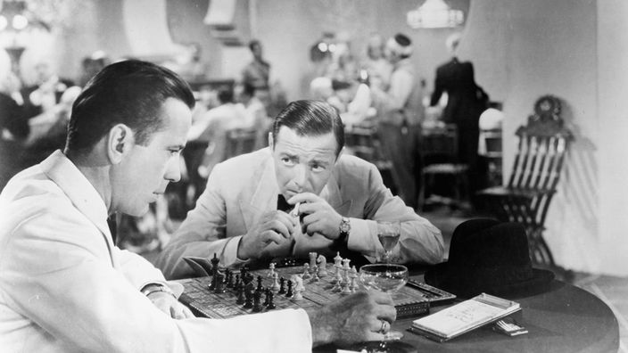 In einer Szene des Films "Casablanca" spielen Humphrey Bogart (links) und Peter Lorre Schach