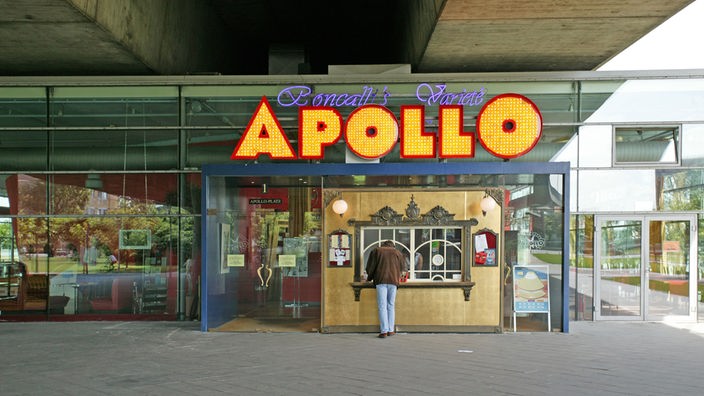 Kasse und Eingang des 'Apollo'-Varietés in Düsseldorf.