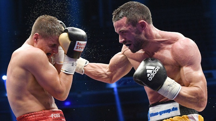 Giovanni de Carolis und Tyron Zeuge (links) beim Boxkampf | Bildquelle: AP/Soeren Stache Giovanni de Carolis und Tyron Zeuge (links) beim Boxkampf