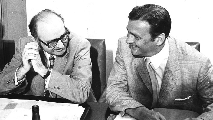 Schwarzweiß-Foto: Hans Kindermann mit einer anderen Person an einem Tisch | Bildquelle: dpa Schwarzweiß-Foto: Hans Kindermann mit einer anderen Person an einem Tisch