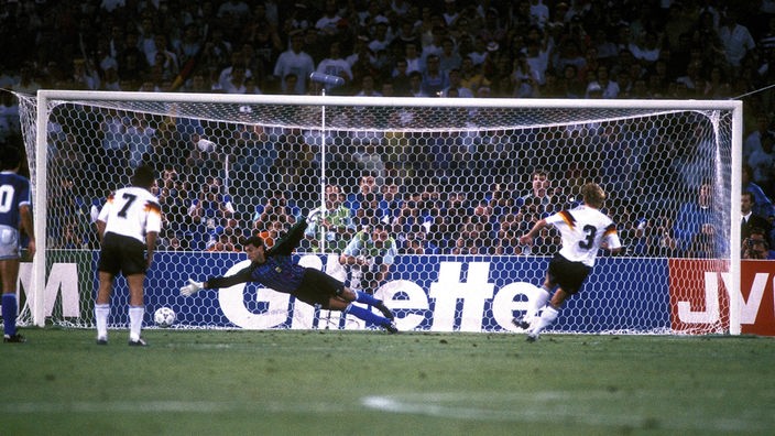 Andreas Brehme erzielt das 1:0 durch einen Elfmeter bei der Fußball-WM 1990