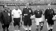 Fritz Walter, Ferenc Puskas und das Schgiedsrichtergespann vor dem WM-Finale 1954