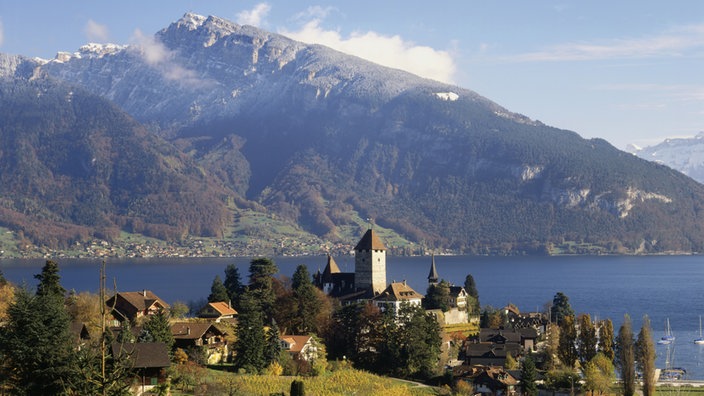 Kleiner Ort an einem See in den Bergen.