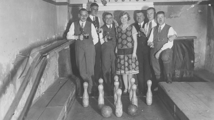 Gesellschaft beim Kegeln, circa 1930.