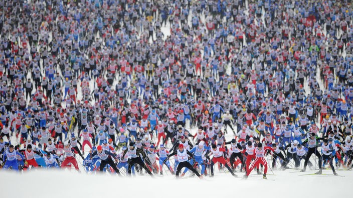 Unzählbar viele Skilangläufer starten beim Massenstart des Moscow Ski-Track mass race