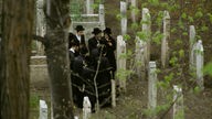 Juden trauern auf dem Friedhof beim Kaddish