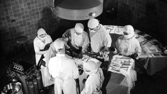 Blick auf ein Ärzteteam bei einer Operation von oben