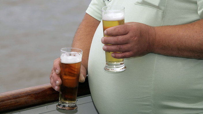 Ein dicker Bauch und zwei Flaschen Bier
