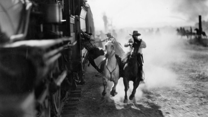 Ein Szenen-Foto aus dem Schwarzweiß-Stummfilm über Jesse James aus dem Jahr 1927