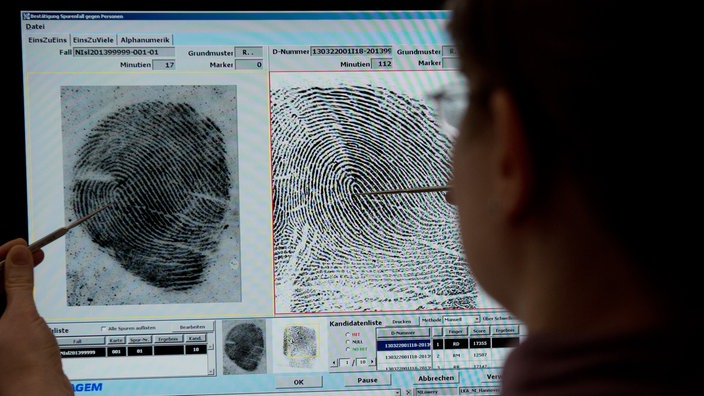 Vergrößerte Fingerabdrücke auf einem Bildschirm | Bildquelle: dpa/Jochen Lübke Vergrößerte Fingerabdrücke auf einem Bildschirm