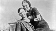 Schwarzweiß-Foto: Bonnie und Clyde posieren