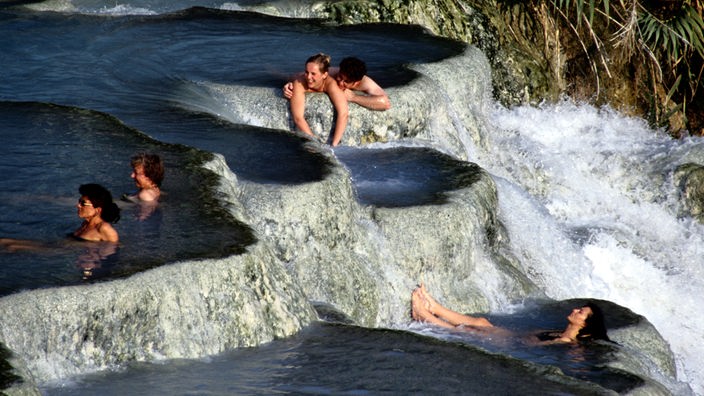 Gäste baden in der Thermalquelle in der Toskana