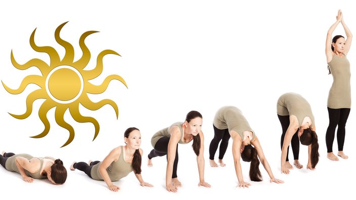 Eine Frau in einer Abfolge von verschiedenen Yoga-Positionen 