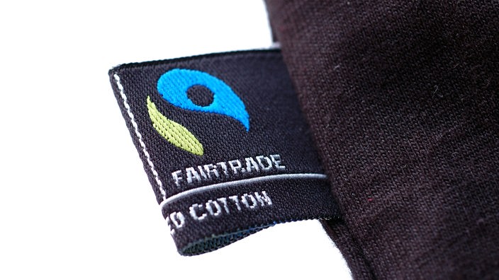 Fairtrade-Siegel an schwarzem T-Shirt