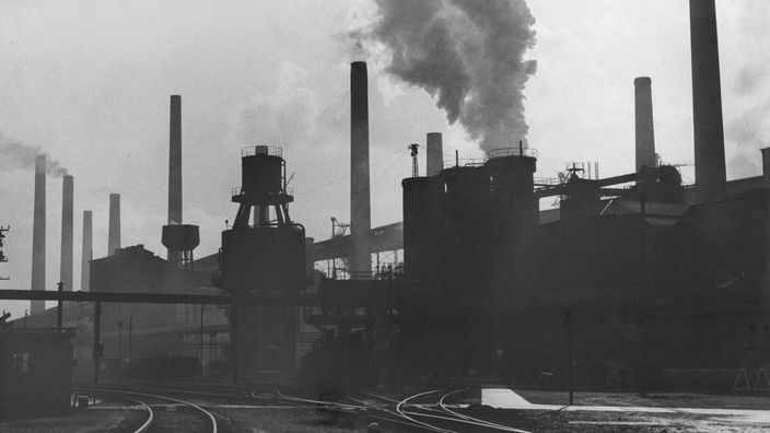 Industrieanlage mit rauchenden Schornsteinen im Ruhrgebiet in den 1950ern