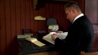 Mann am Schreibtisch mit Dokumenten
