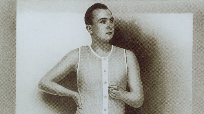 Mann mit ärmellosem Ganzkörper-Anzug aus Trikotstoff