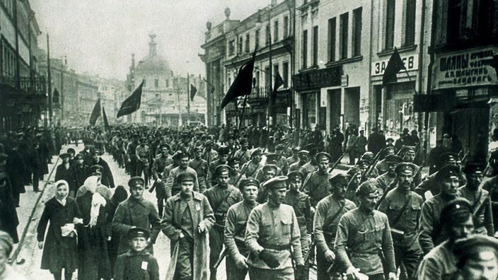 Bolschewistische Revolutionäre ziehen im Oktober 1917 durch Moskau