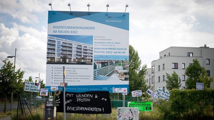 Zu sehen ist eine Werbetafel mit Beispielwohnungen von einem Immobilienunternehmen in Berlin-Prenzlauer Berg. 