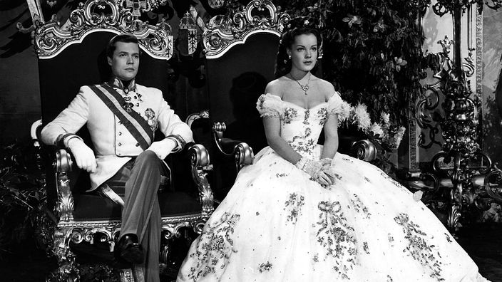 Filmbild: Kaiser Franz und Kaiserin Sissi auf zwei Thronen