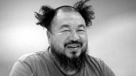 Schwarzweiß-Bild: Porträtfoto von Ai Weiwei.